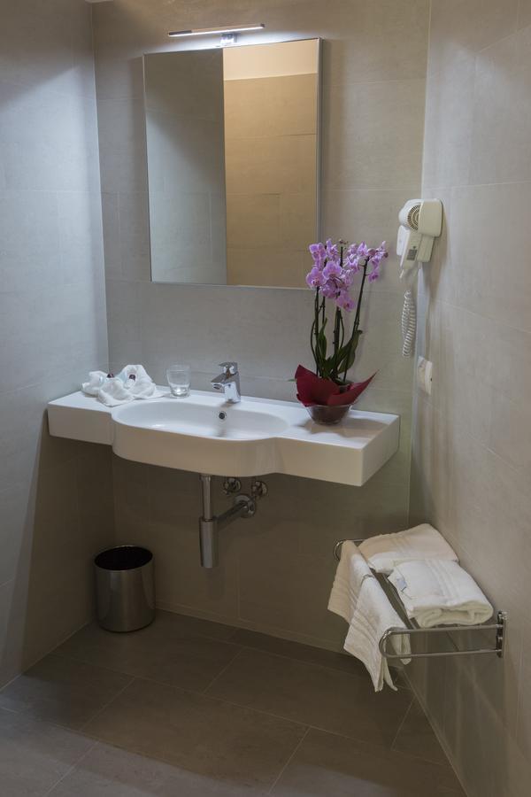 Alma Living Hotel- Al Girarrosto Venzone Bagian luar foto