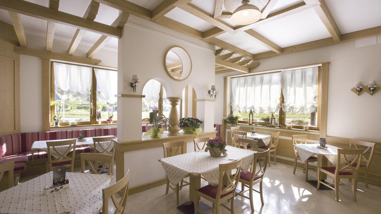 Alma Living Hotel- Al Girarrosto Venzone Bagian luar foto