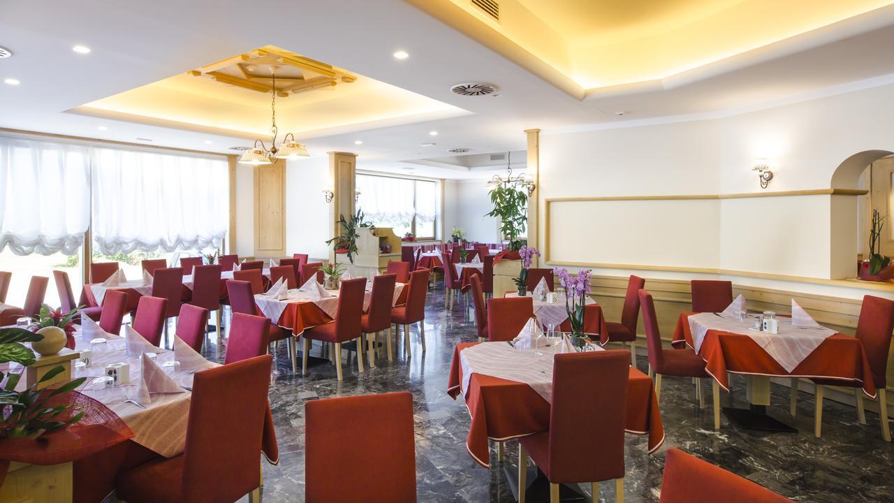 Alma Living Hotel- Al Girarrosto Venzone Bagian luar foto